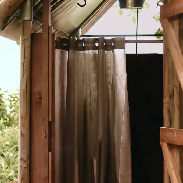 Douches-Eco-lodge-Les-Jardins-des-Coccinelles