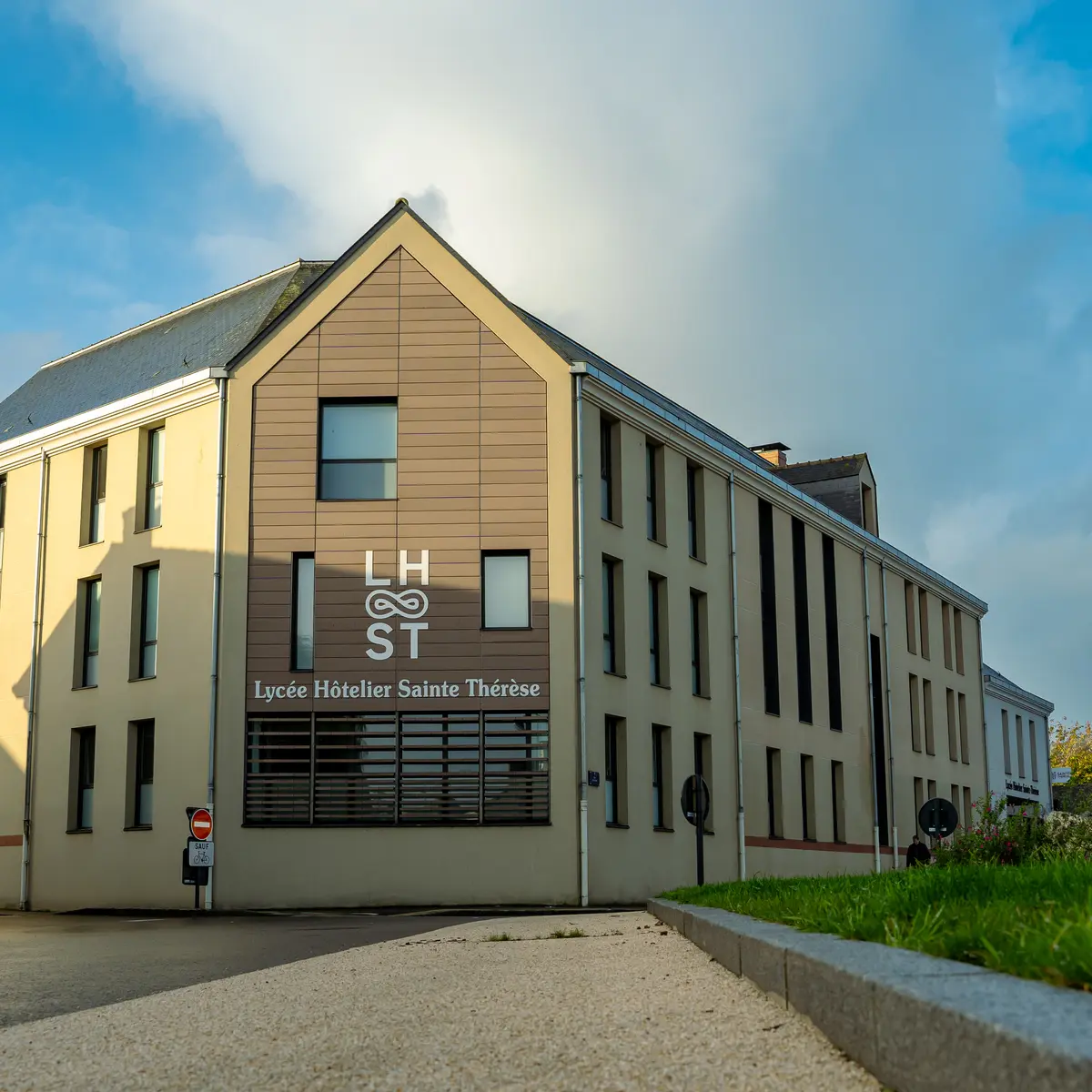 Extérieur - Lycée hôtelier Sainte-Thérèse