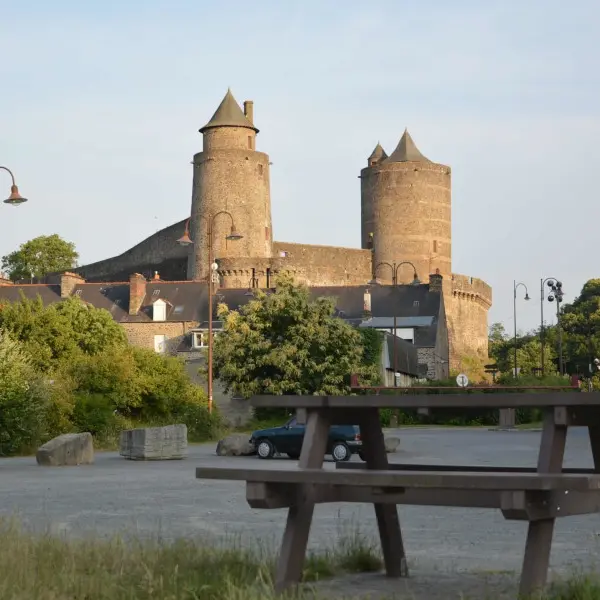 Fougeres-aire-de-la-Carriere