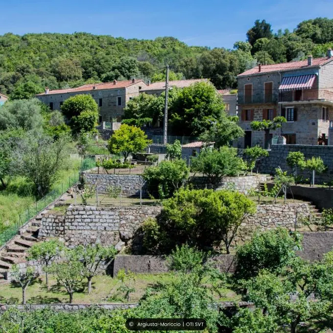 Le village d'Argiusta-Moriccio