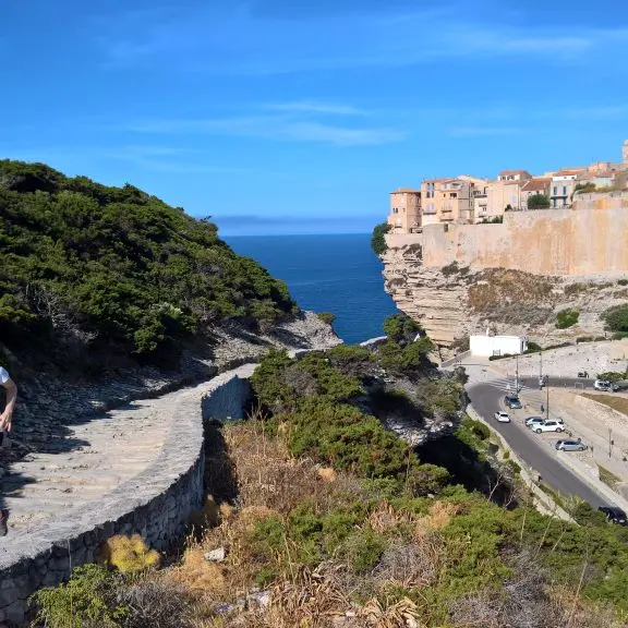 Sentier Campu Rumanilu citadelle en fond
