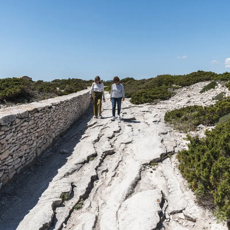 sentier campu rumanilu bonifacio femmes qui marchent