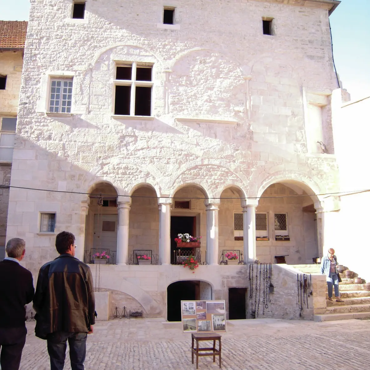 2-ANCIEN COLLEGE DES JESUITES DU XVIème AUJOURD'HUI MAISON FORTE