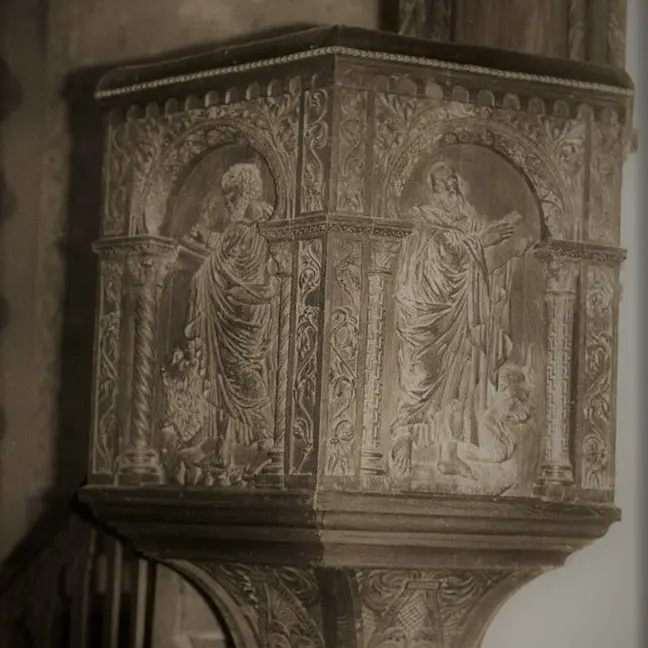 Chaire sculptée des 4 évangélistes et de leurs attributs