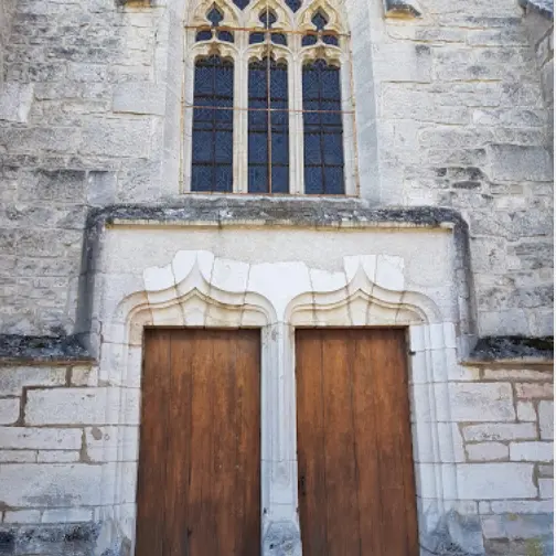 Demigny (71) Façade principale de l'église gothique