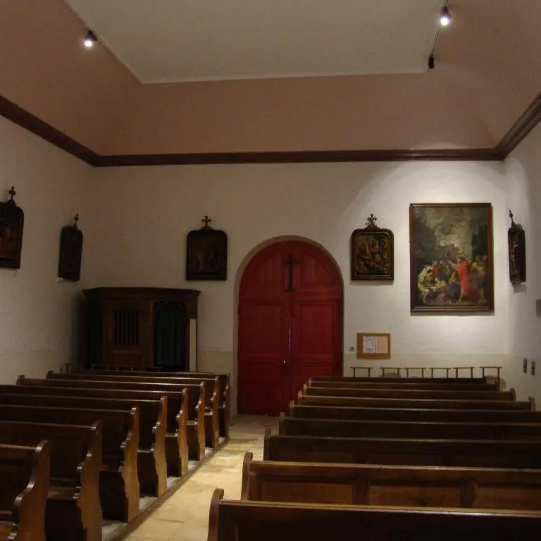 Nef de l'église et porte repeinte en 2016 par Terres et Couleurs