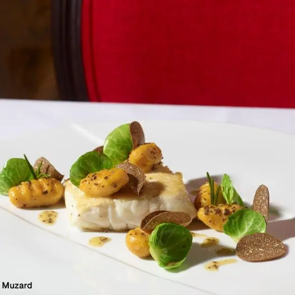 Le Carmin Beaune - Blanc de bar, gnocchi de potimarron, effeuillée de choux de Bruxelles et truffe de Bourgogne
