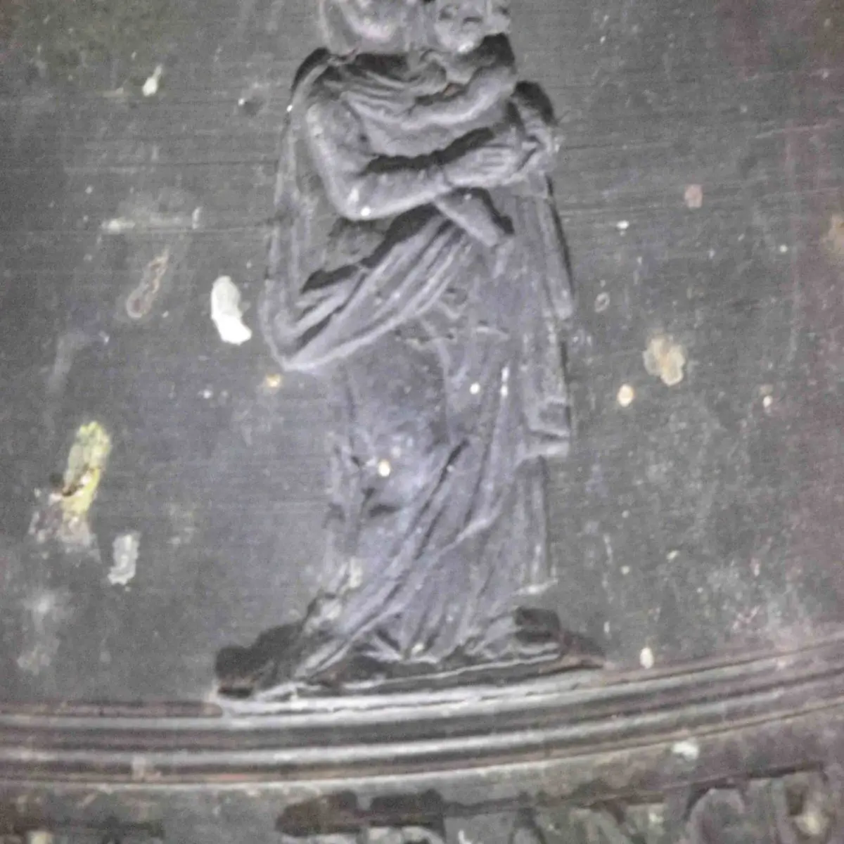 Cloche de l'église de Jambles ornée de la Vierge à l'Enfant