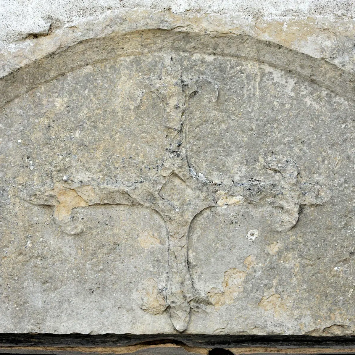 Croix fleurdelisée au tympan du portail ouest