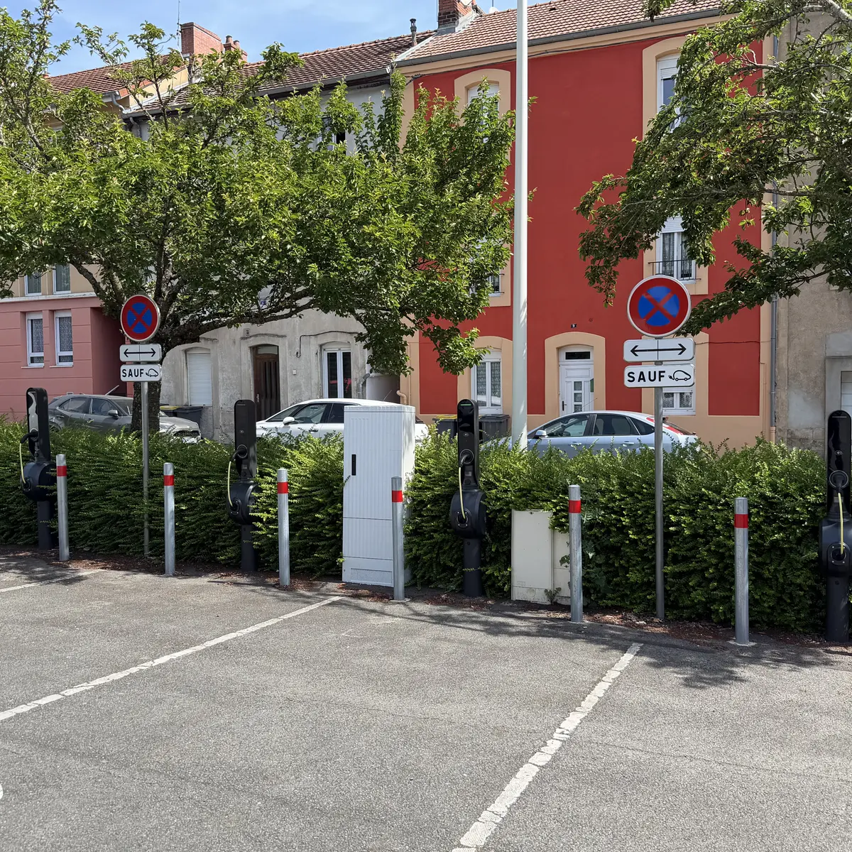 Borne de recharge VE Le Creusot parking Saint-Charles