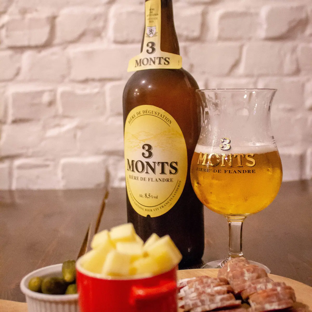 Bouteille et verre de BIERE 3 MONTS  l'abus d'alcool est dangereux pour la santé