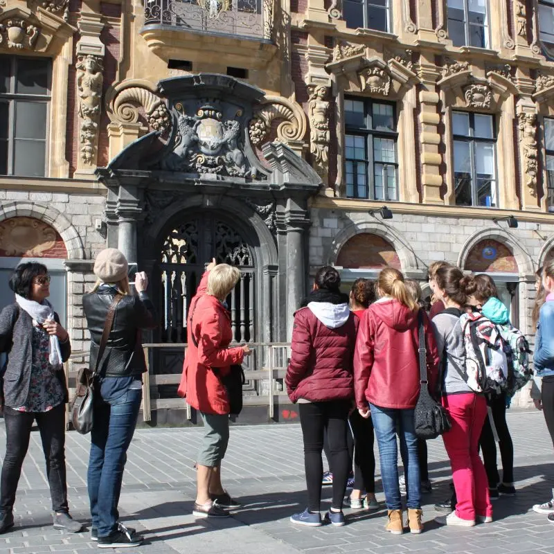 Groupe-place-theatre-vieille-bourse-visite-guidee-Lille-Tourisme-4-min