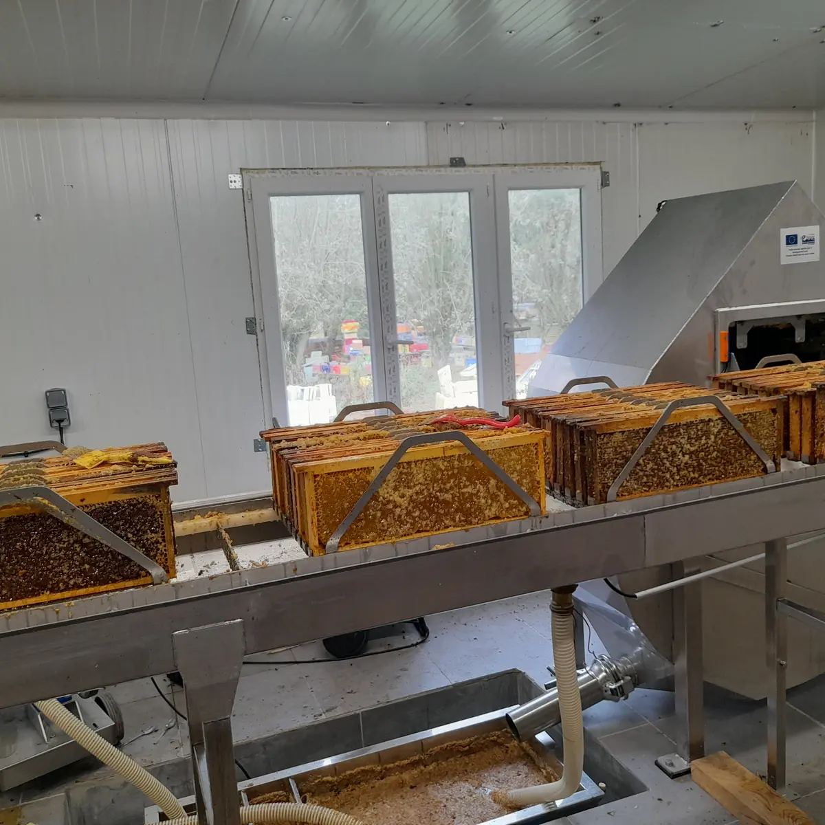 cadres de miel en attente pour l'extraction - Copie