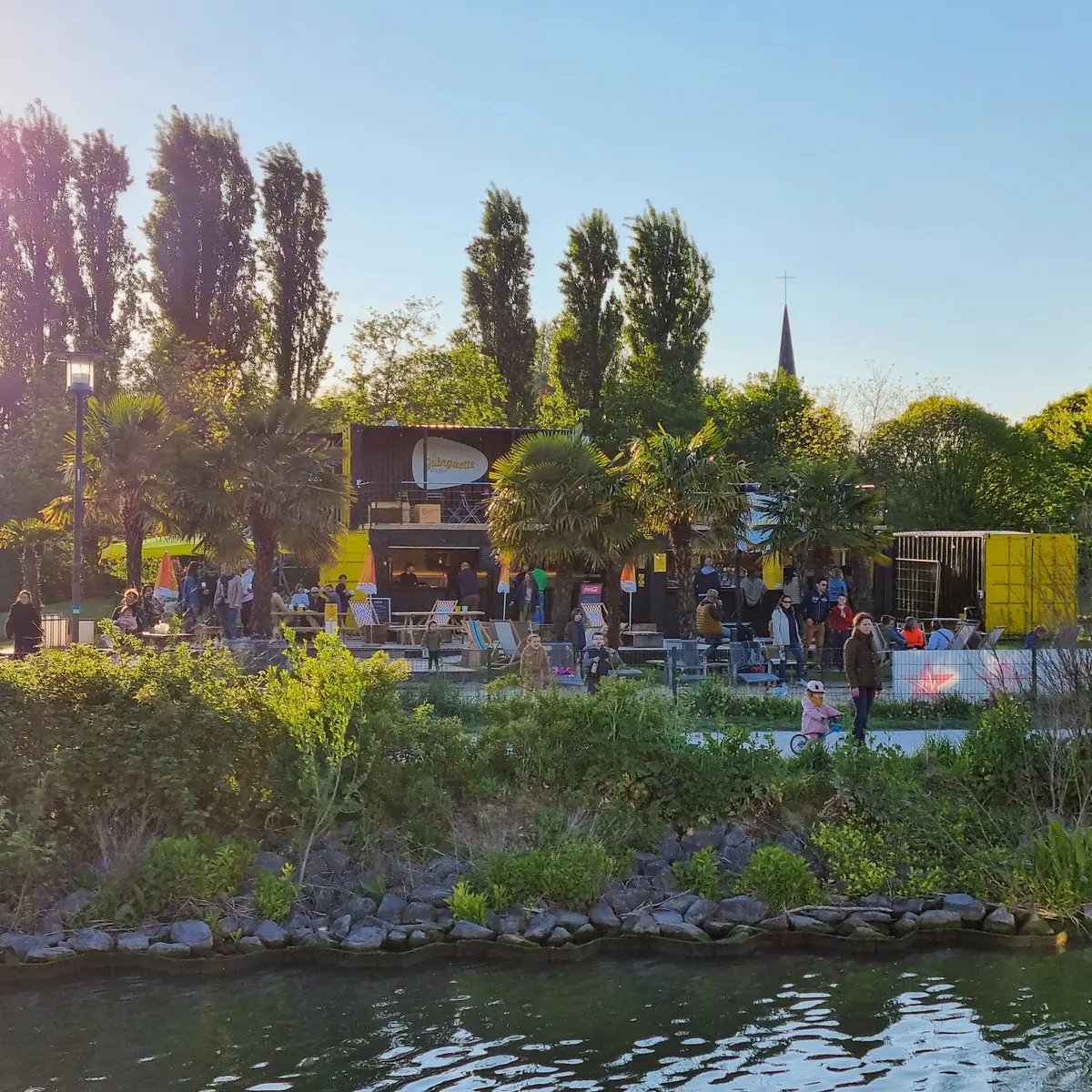 guinguette de la plage vue du canal