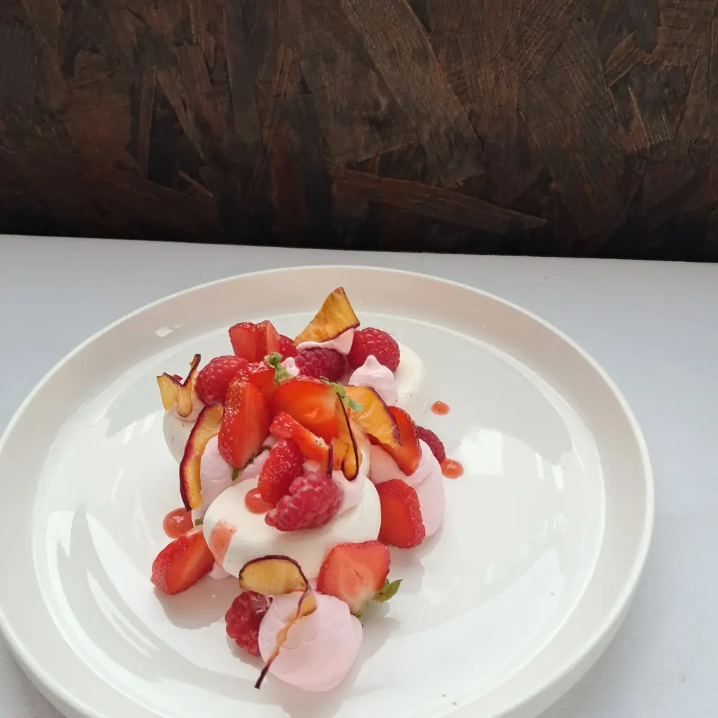 pavlova aux fruits rouges restaurant Alumni @ CORBEIL Thierry