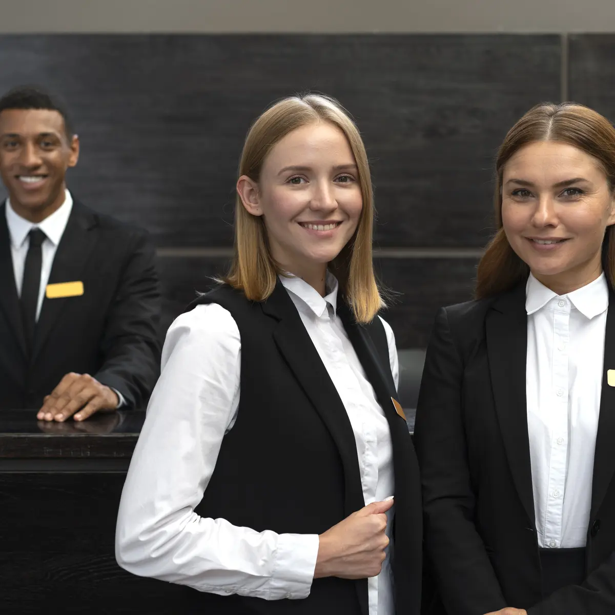 receptionnistes au travail costumes elegants