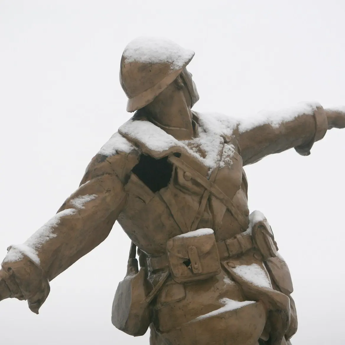 Statue du poilu à la grenade sous la neige