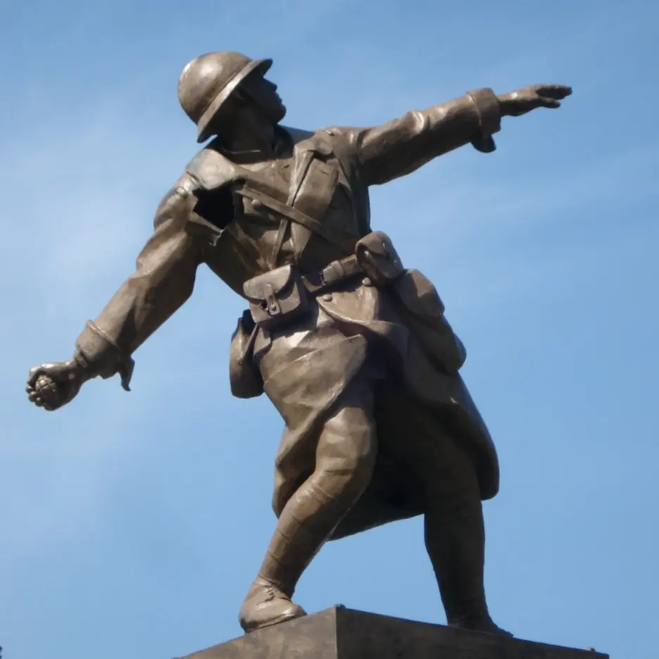 La statue du poilu à la grenade