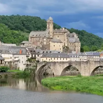 Pont gothique sur le Lot et Château d'Estaing