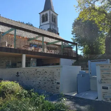 Terrasse du restaurant et accès Maison de la Réserve LPO