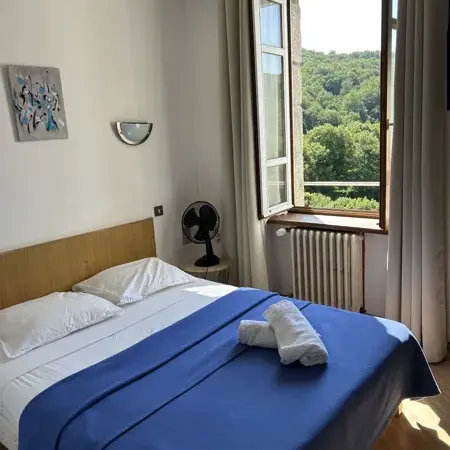 Chambre double équipée d'une douche et de toilette