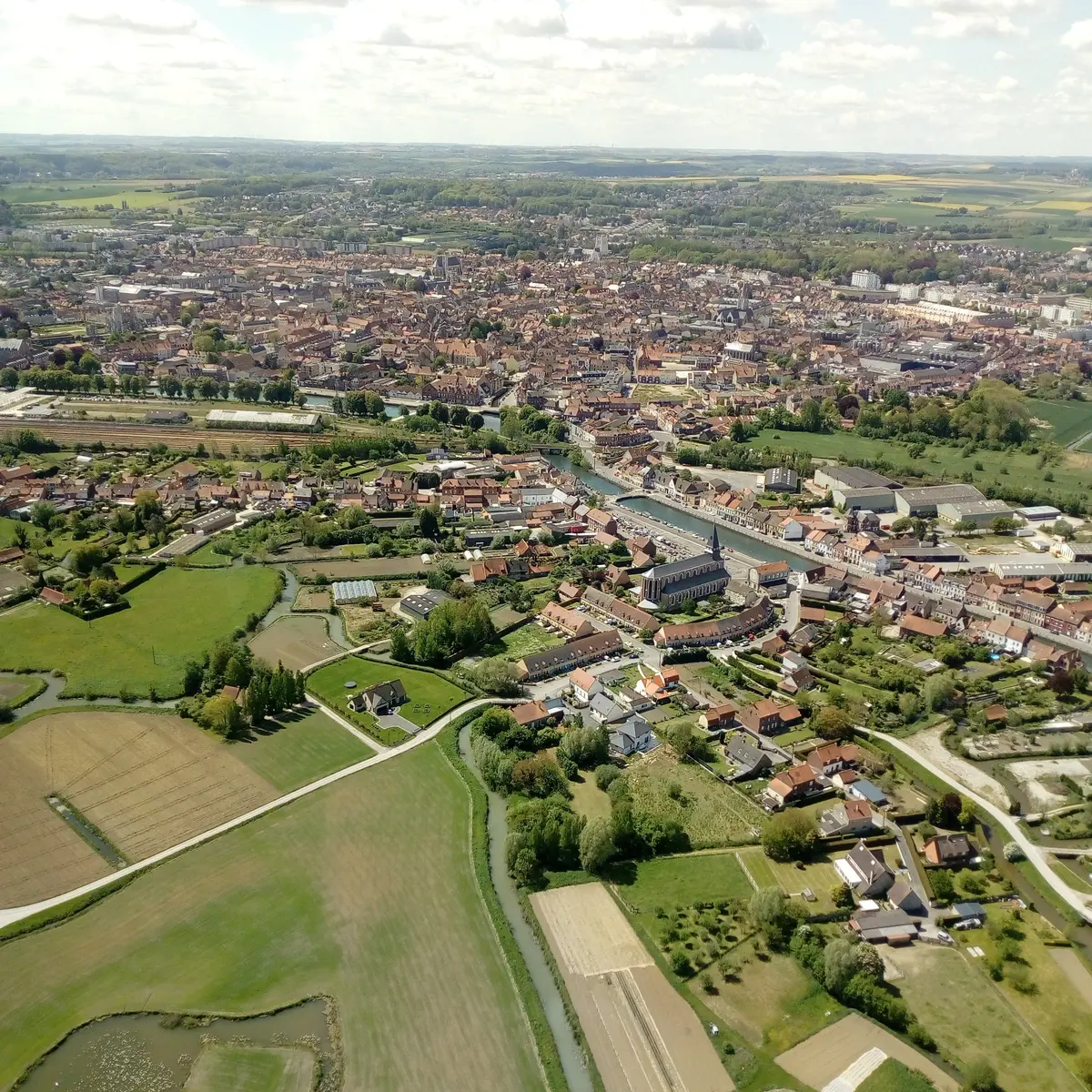 Vue Aérienne Ville Marais SAINT-OMER © Tourisme en Pays de Saint-Omer