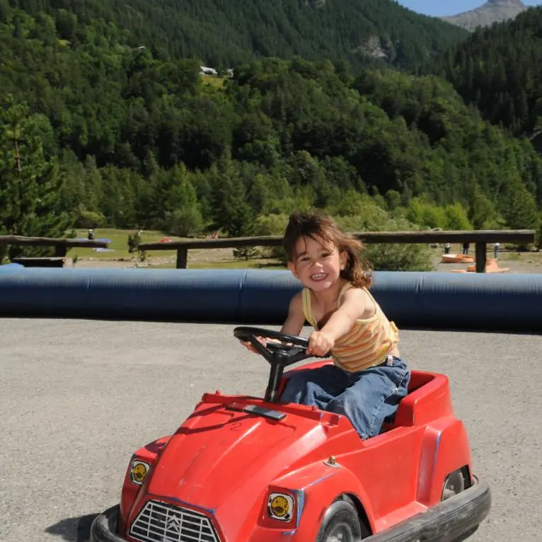 Voiture électrique à la base de loisirs d'Orcières