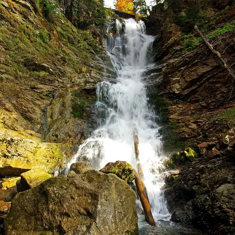 La cascade vue d'en bas