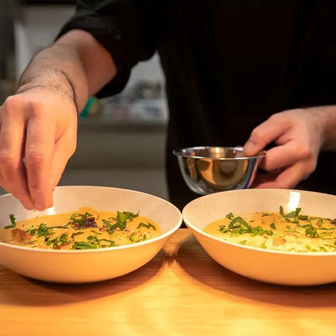 chef qui dresse 2 assiettes