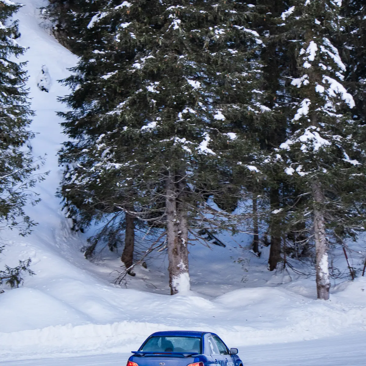 Subaru sur le circuit de glace vue de derrière