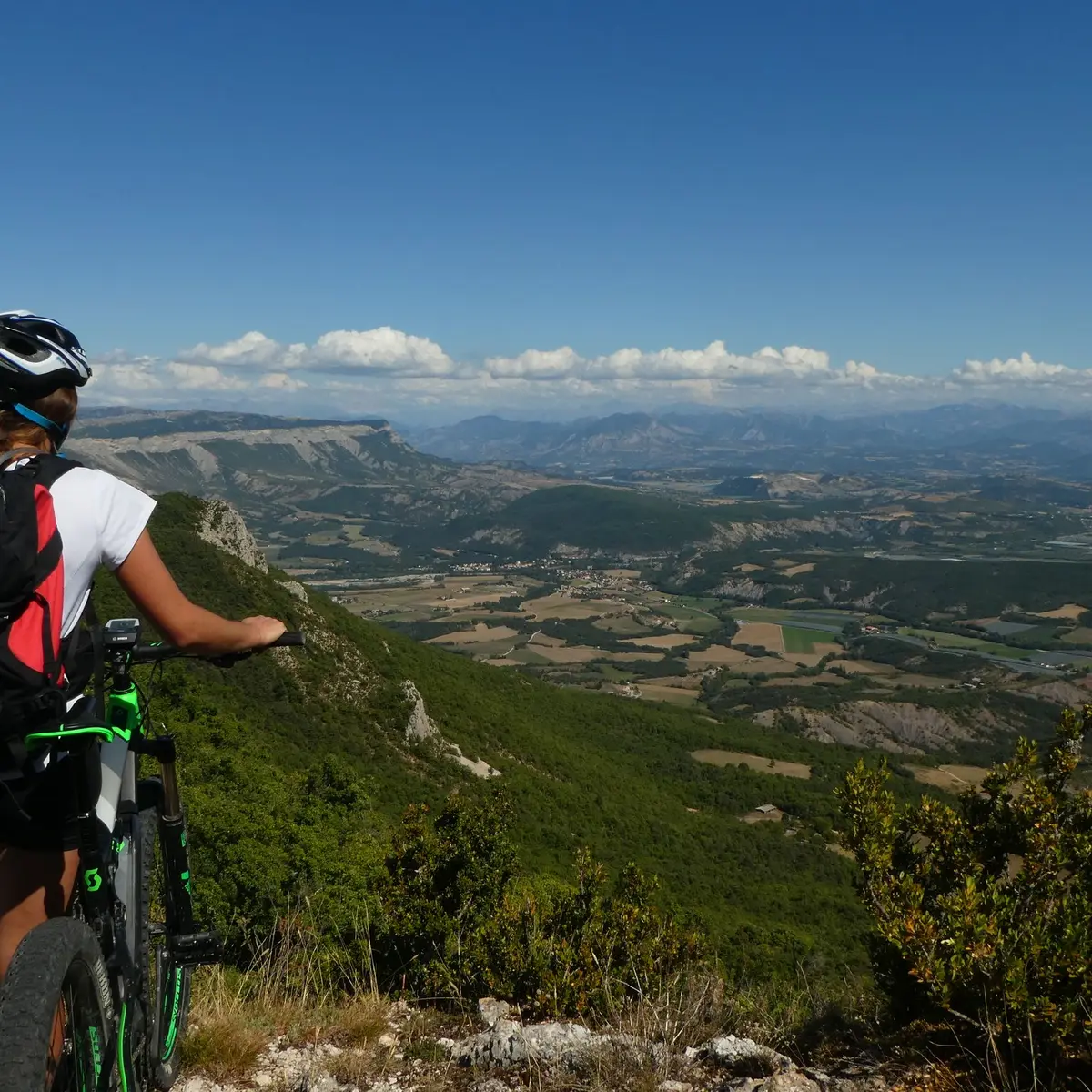 Sentier surplombant l'Orpierrois