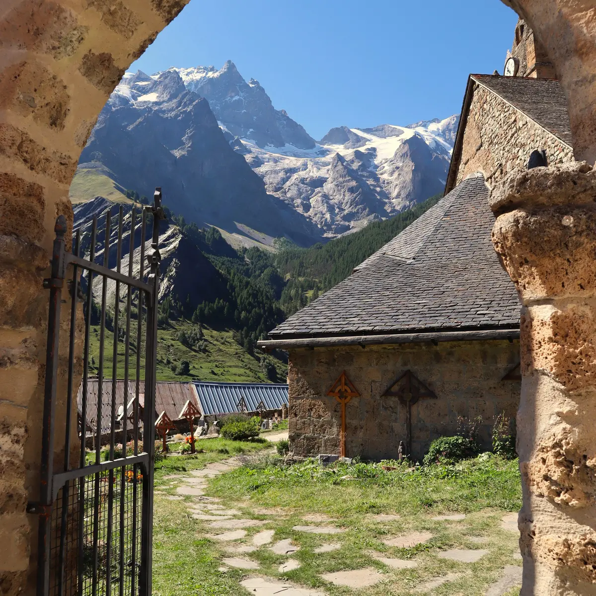 L'entrée de l'enceinte de l'église de Notre Dame de l'Assomption où se dresse la chapelle des Pénitents blancs