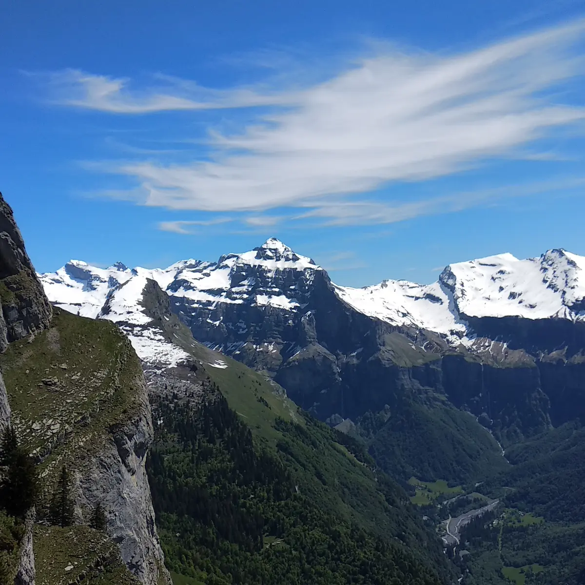Panorama sur des montagnes enneigées