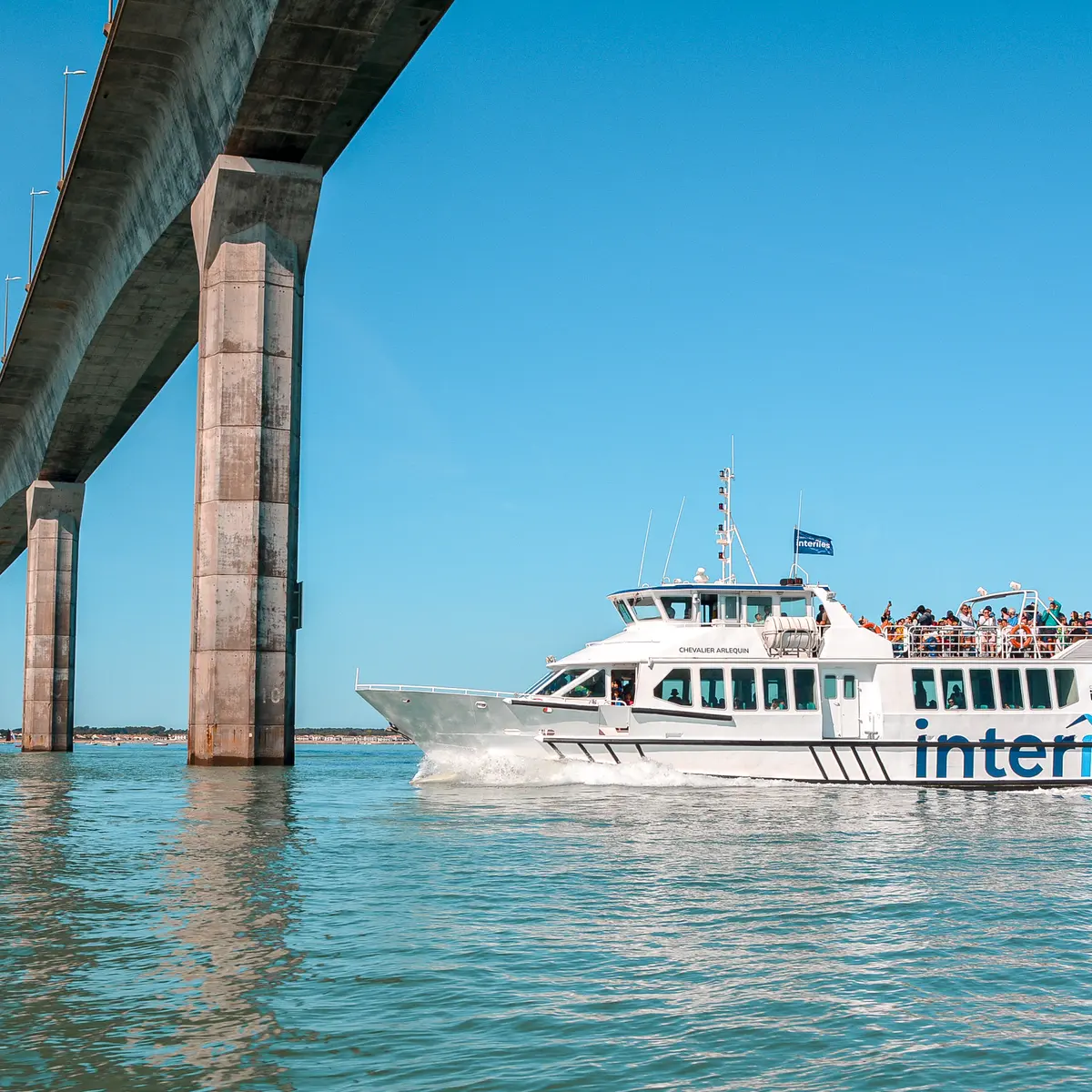 Navette maritime sous le pont de l'Ile de Ré