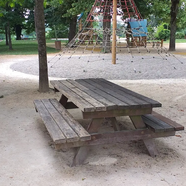 Table et aire de jeux