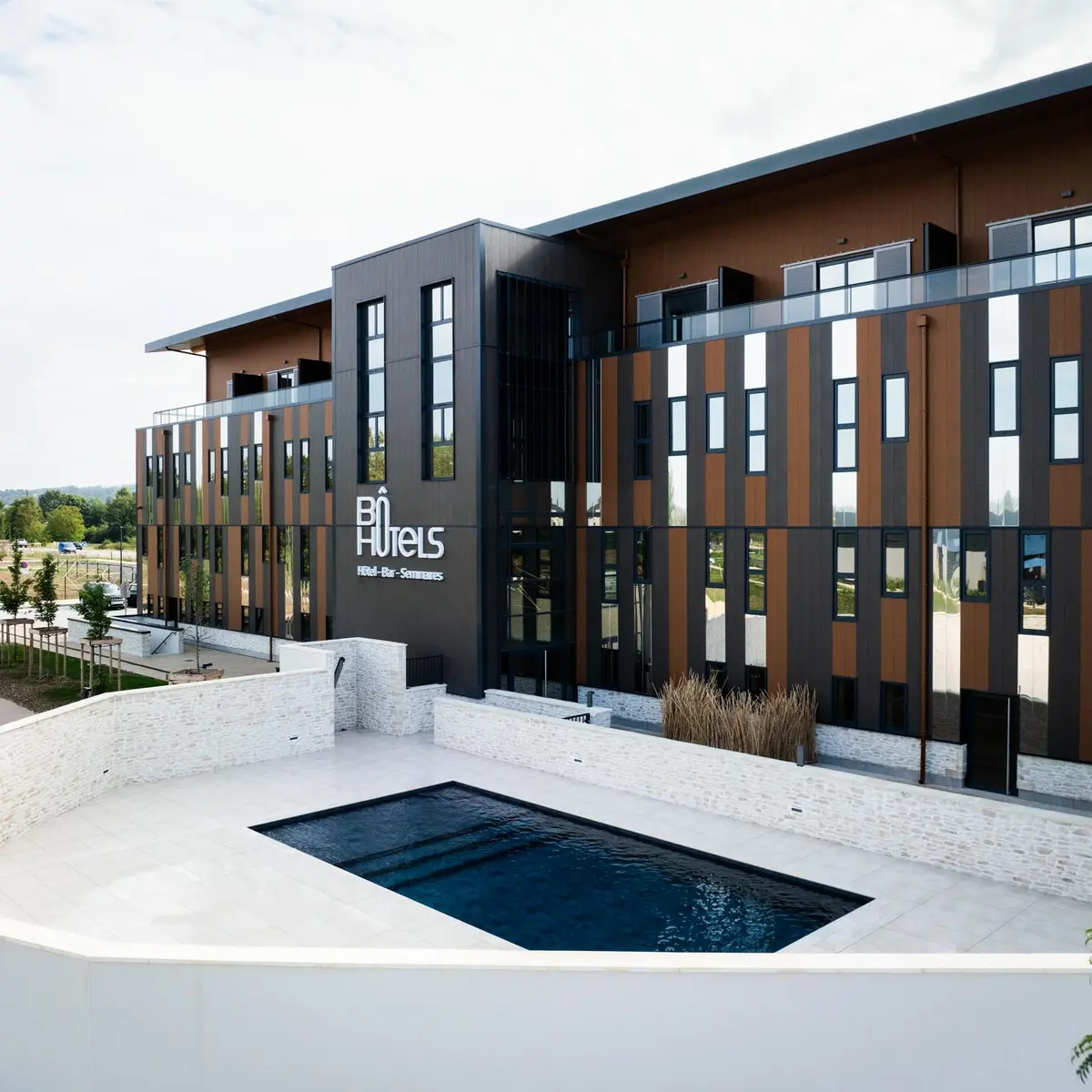 L'hôtel vue de la piscine