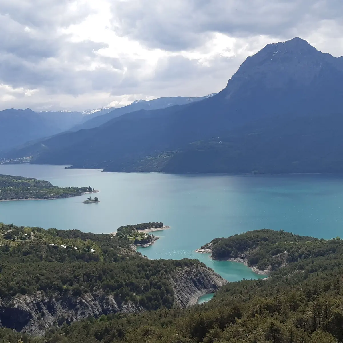 Le pic de Morgon en arrière plan du lac