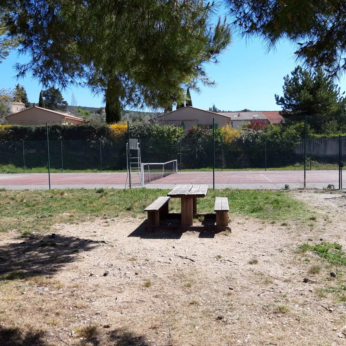 Table et terrain tennis