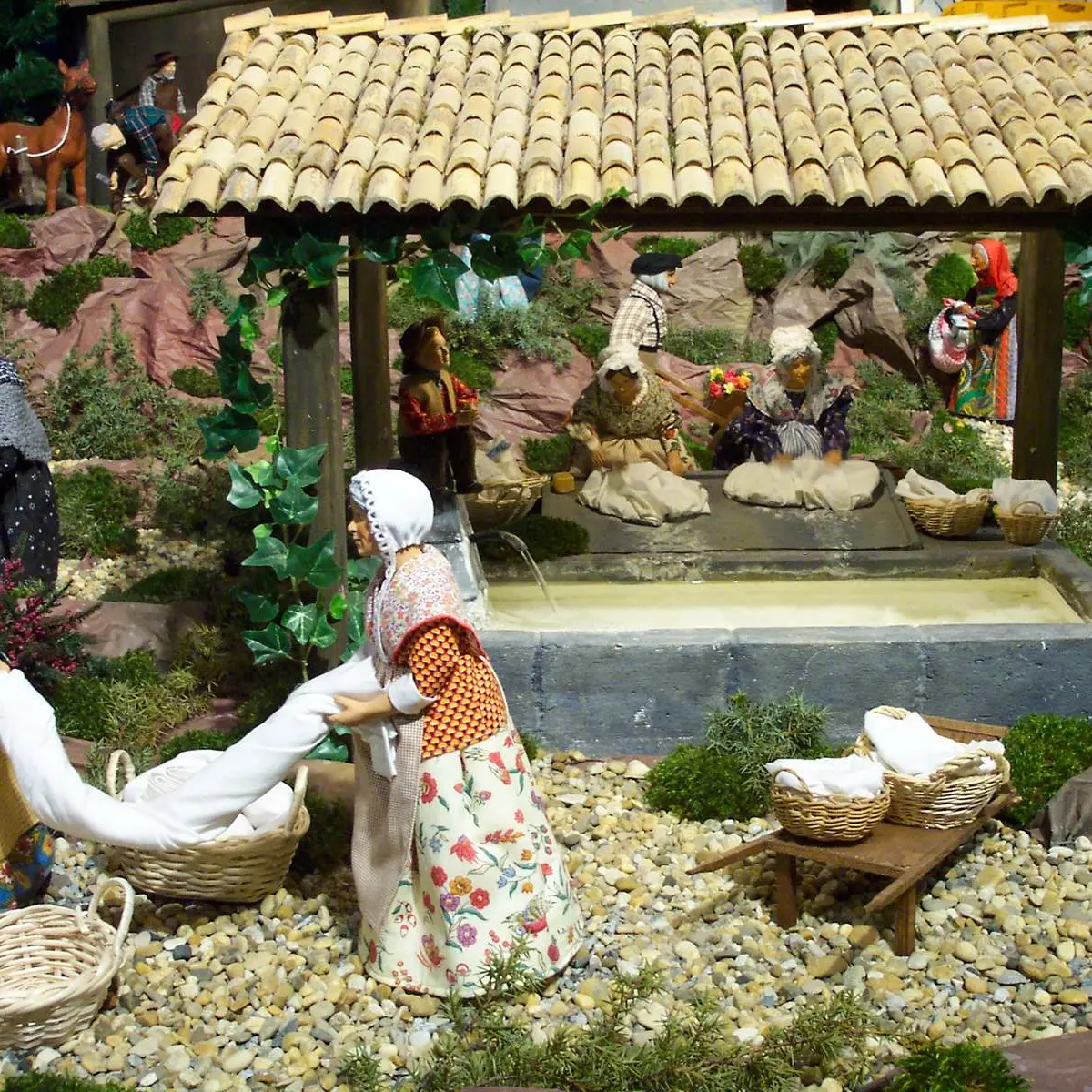 Dans un décor composé de plus de 30 structures architecturales, : découvrez le petit monde des santons de provence à Vassieux en Vercors