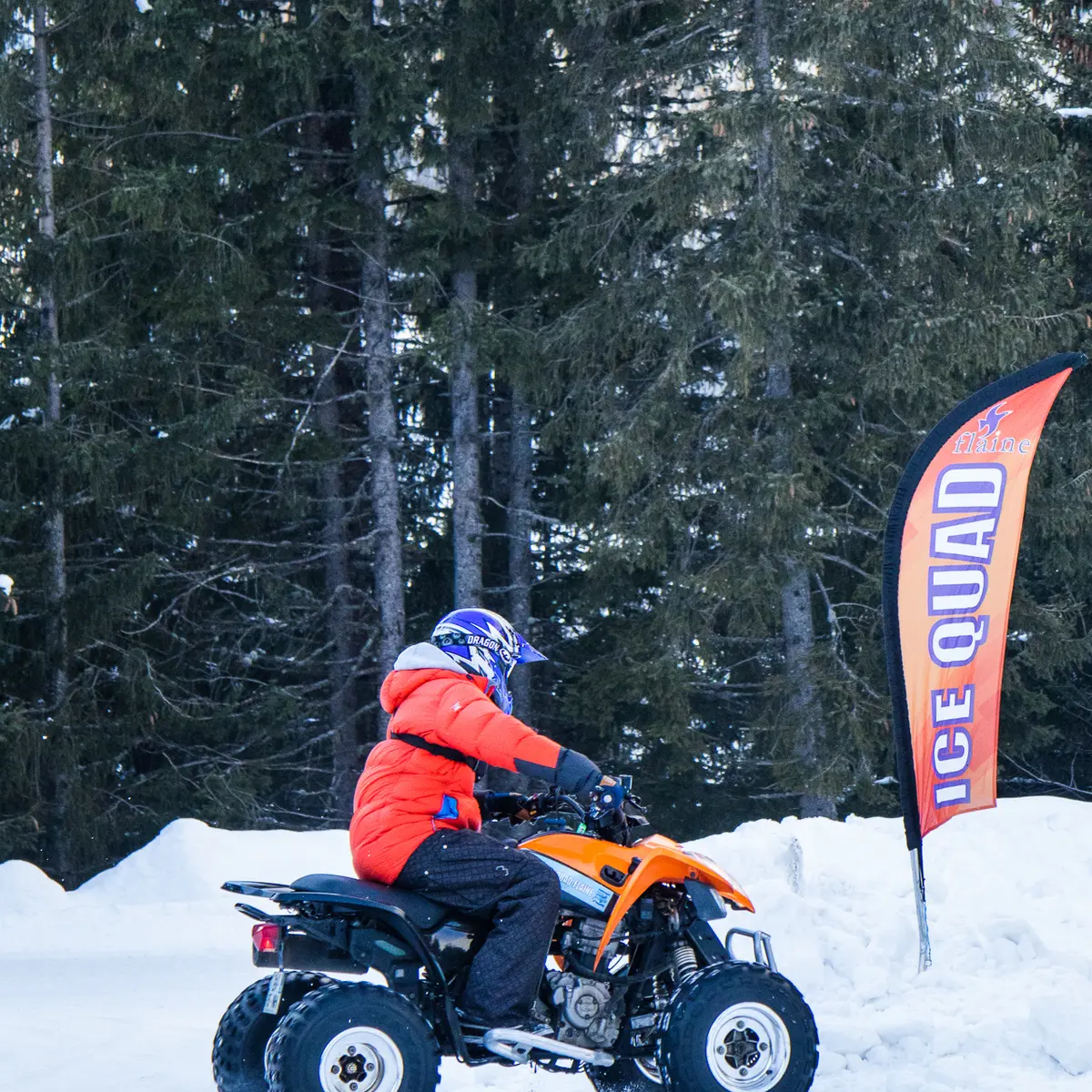 Quad roulant sur le circuit