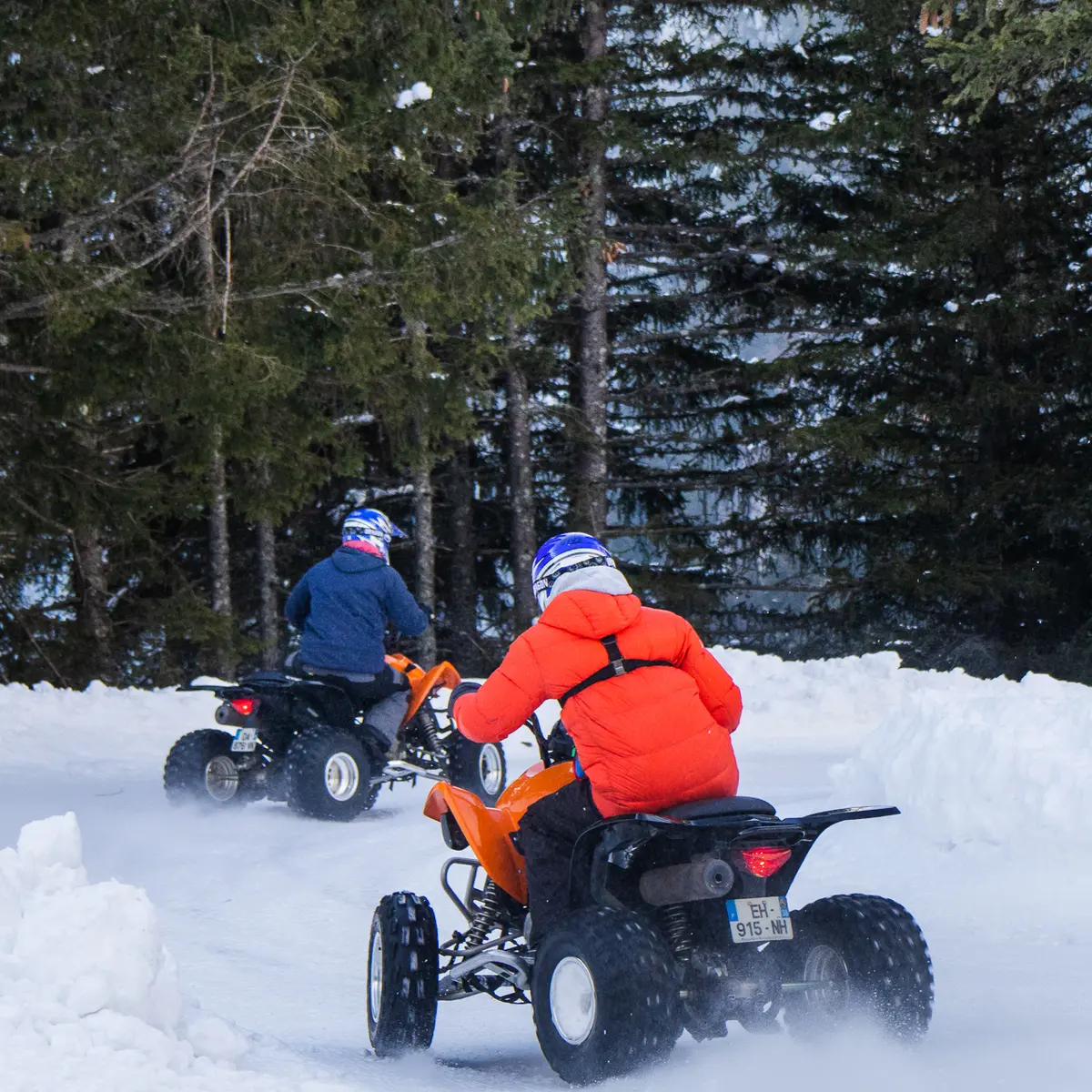 Deux quads glissant sur la glace