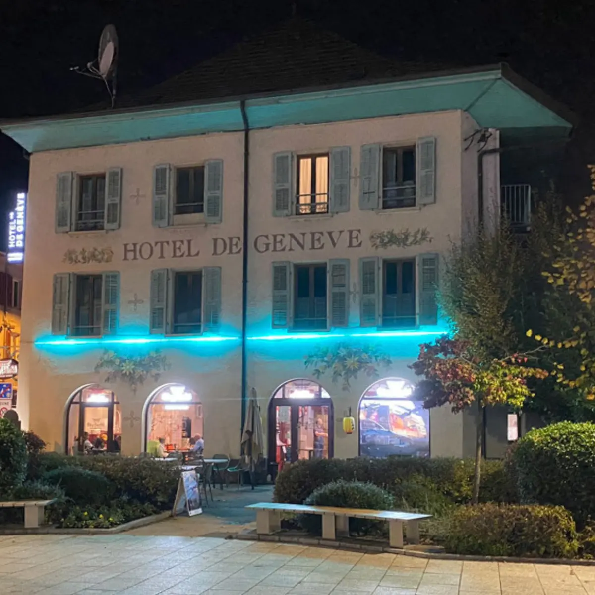 façade hôtel de Genève de nuit