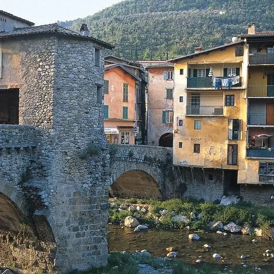 Randonnée Bévéra. Sospel, le vieux pont reliant les rives de la Bévéra, façades colorées.