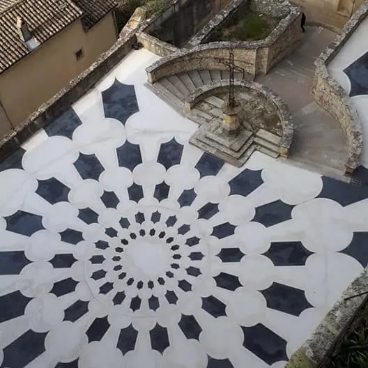 Parvis - Collégiale Saint Sauveur