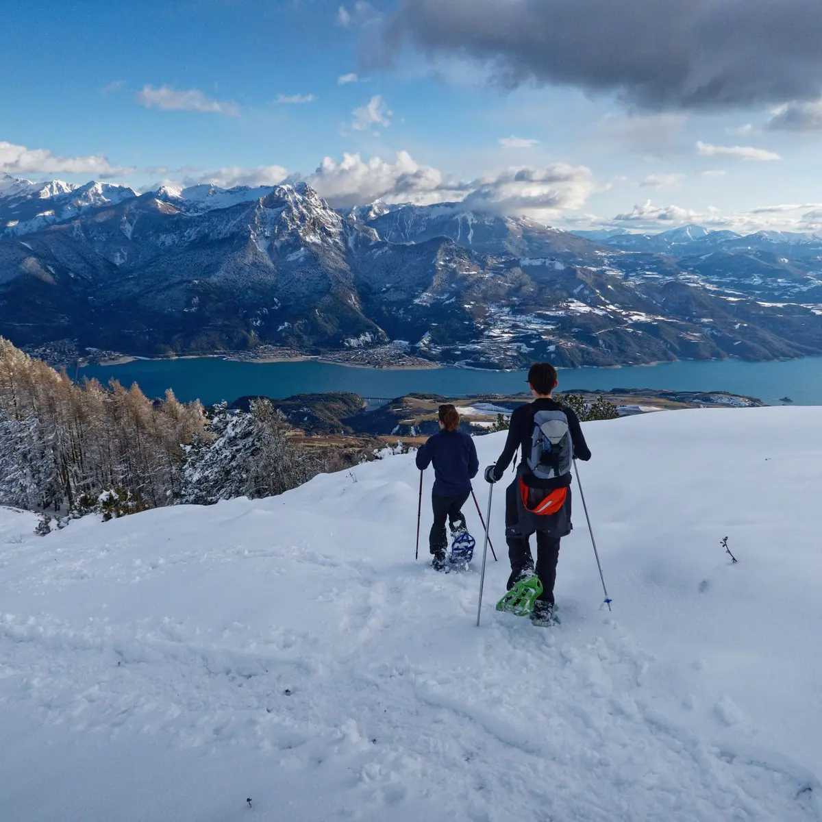 Randonneur face au lac de Serre-Ponçon