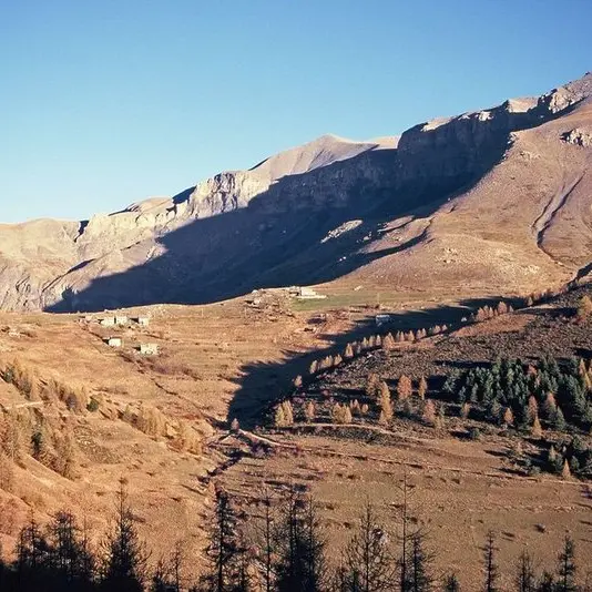 Le hameau de la Colle à Valberg et le mont Démant en automne