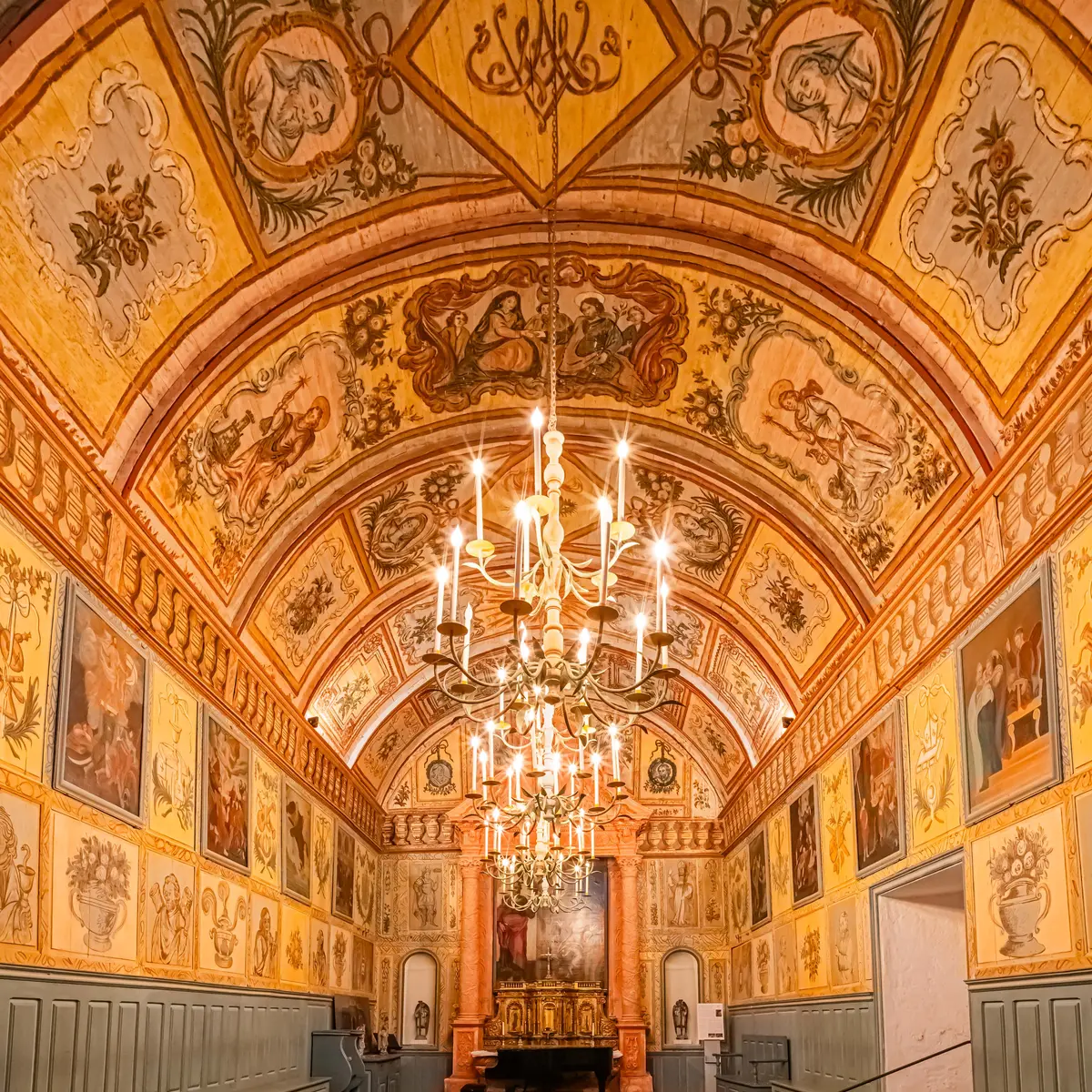 voute en berceau panneaux de bois peints