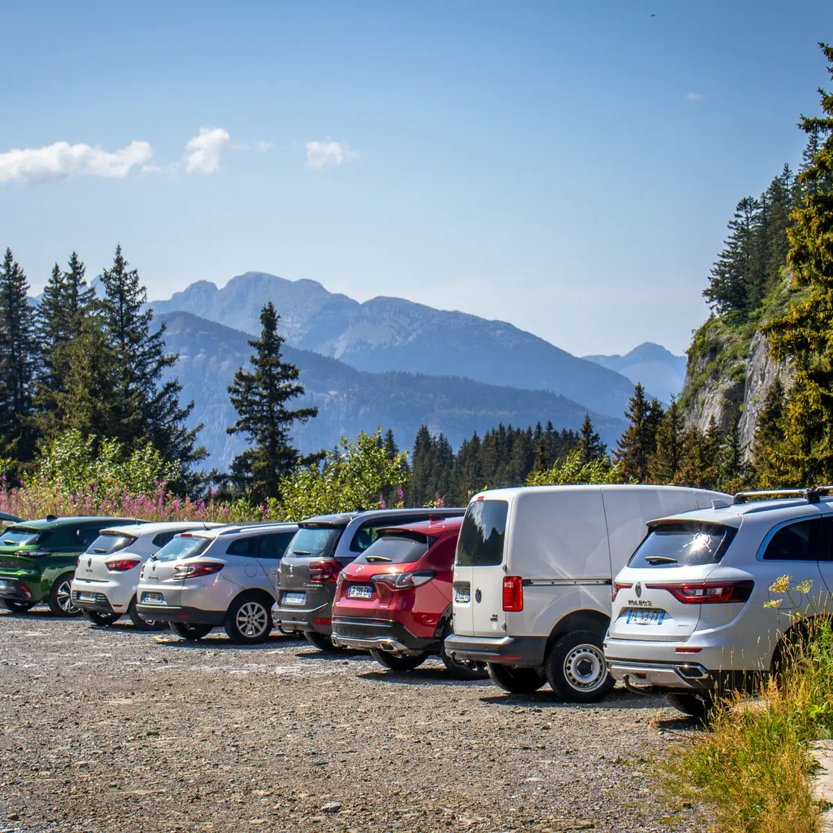 Vue de sur l'entrée du parking de Vernant