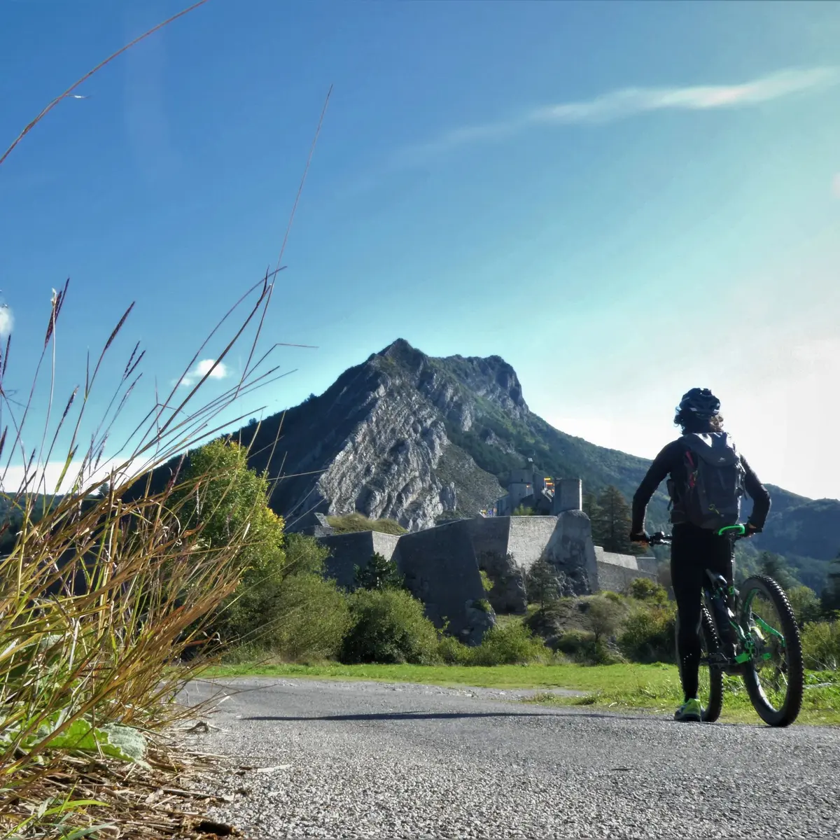 Pédalage face à la citadelle de Sisteron