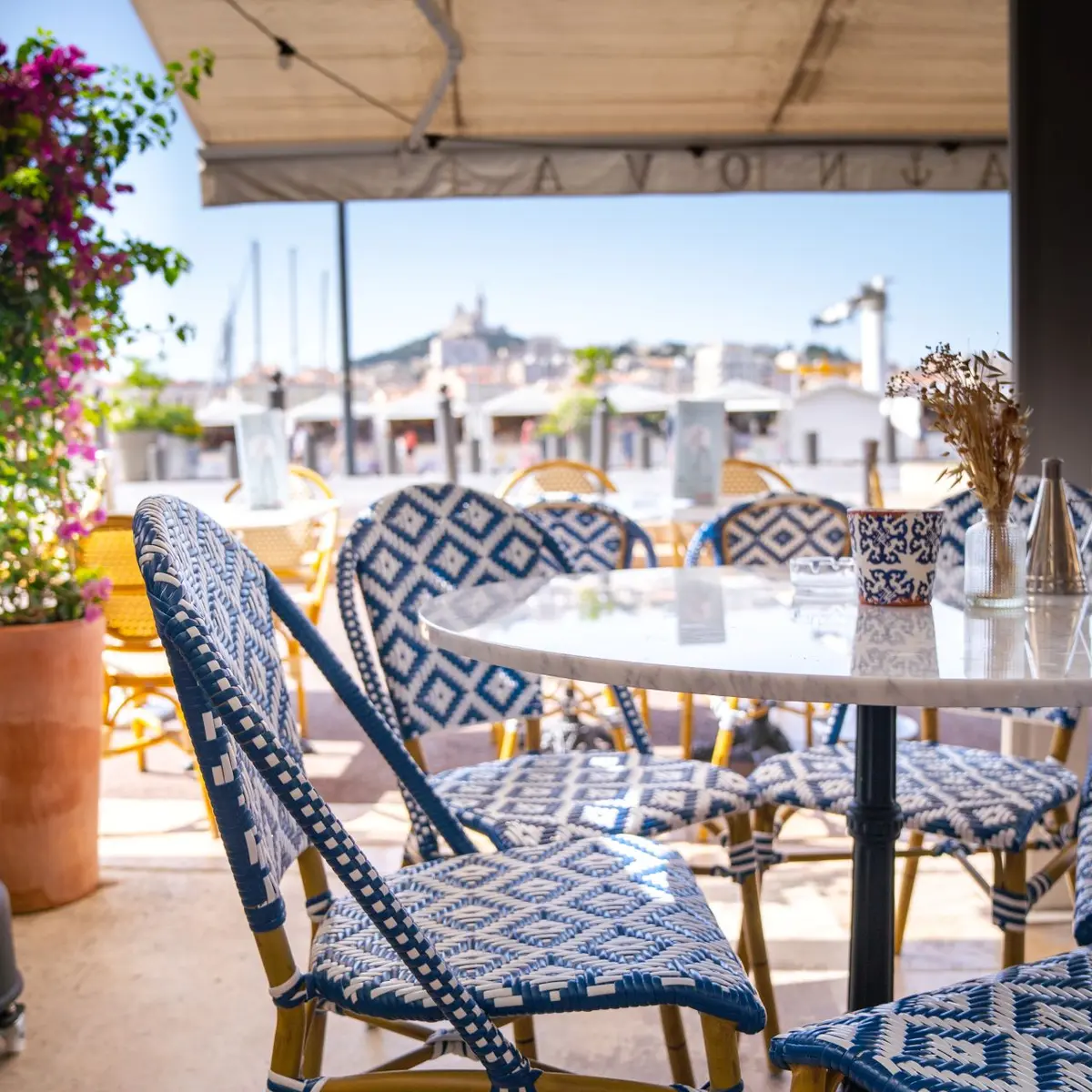 chaises et table en terrasse